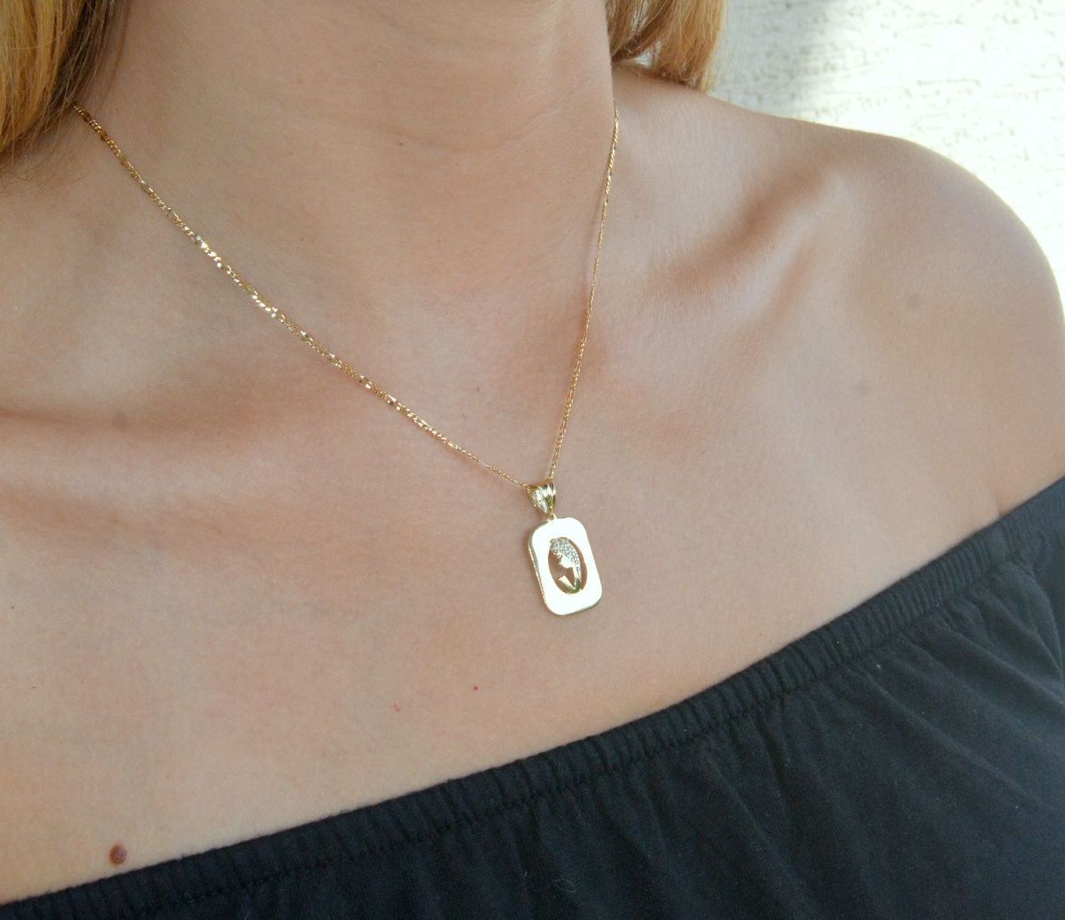 Złoty medalik prostokątny 375 z Matką Boską ZA 6742 375. Złoty medalik z Matką Boską. Medalik święty idealny na prezent. Złoty medalik na różne okazje. Pomysł na prezent..jpg